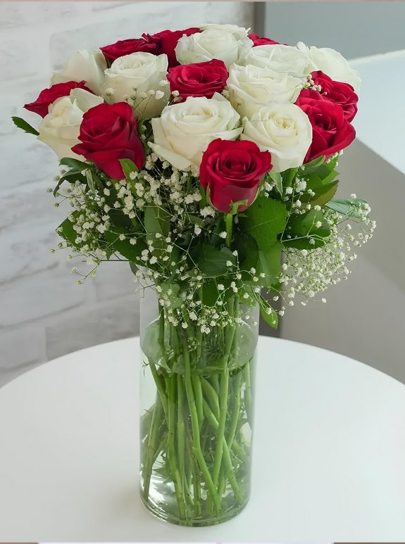 Vazoda 15 Tane Kırmızı Beyaz Güller
